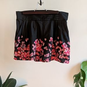 Kimchi Blue Oona Pleated shorts, size S